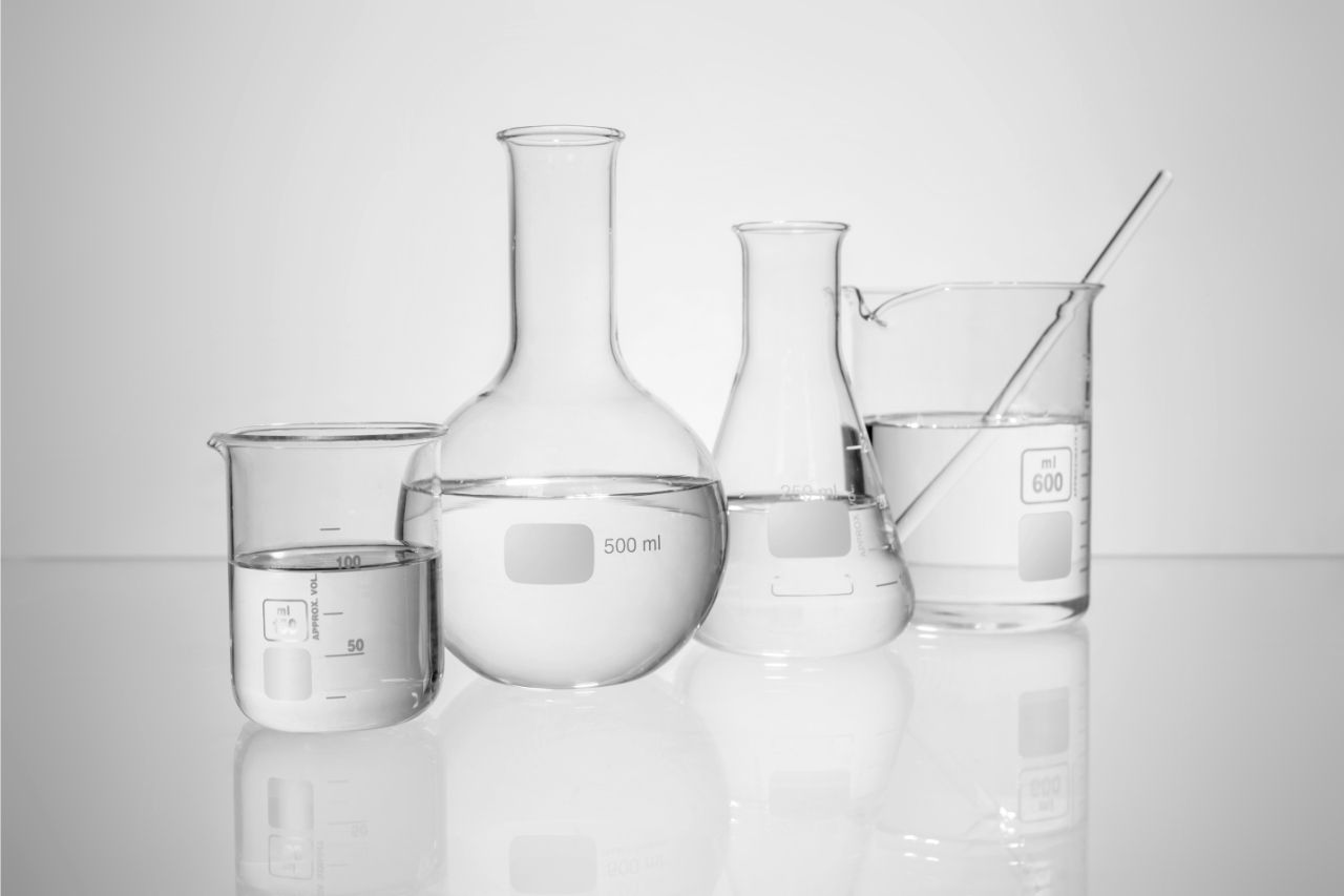 A imagem mostra quatro tipos de frascos usados em laboratórios
