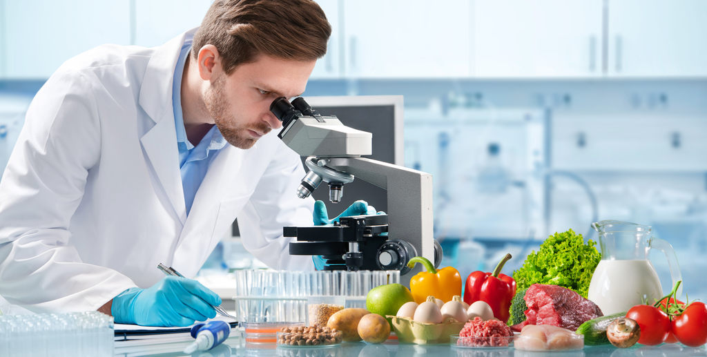 cientista analisando insumos alimentícios